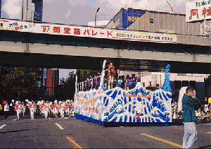 “なみはや国体”を記念し船場経済倶楽部フロートと婦人会 700名の踊りで御堂筋パレードに参加